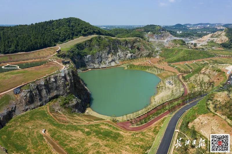 武漢驚現巨型“翡翠”，前身居然是……