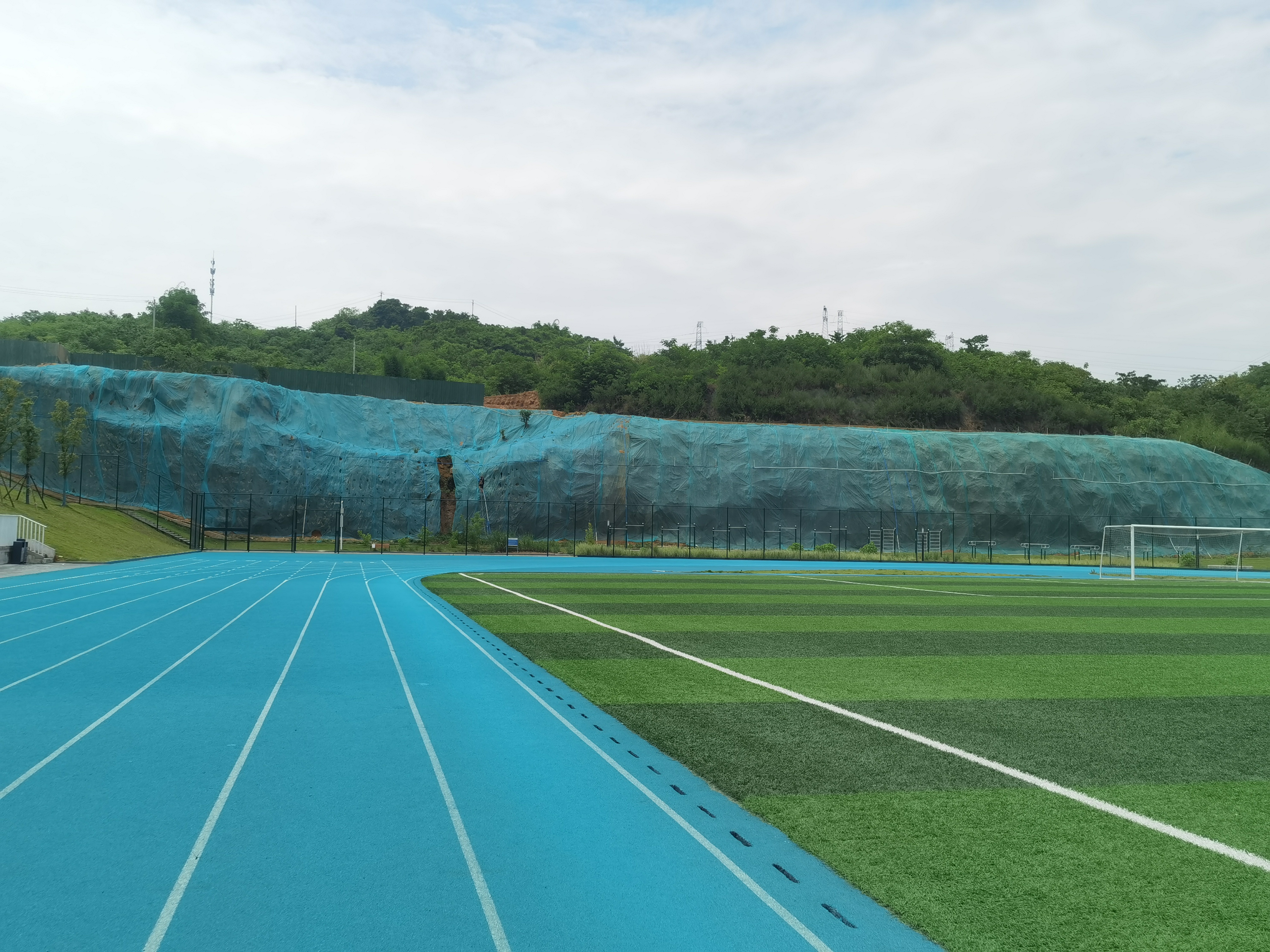 湖北航空學院運動場北面邊坡植被混凝土噴播綠化工程 順利完工！